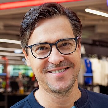 <strong>Marco Harfmann</strong><br><b> Hervis </b><br>Ist maßgeblich für die strategische Weiterentwicklung der internationalen Marketingaktivitäten, die Markenführung sowie die digitale Ausrichtung des Sportfachhändlers verantwortlich. 